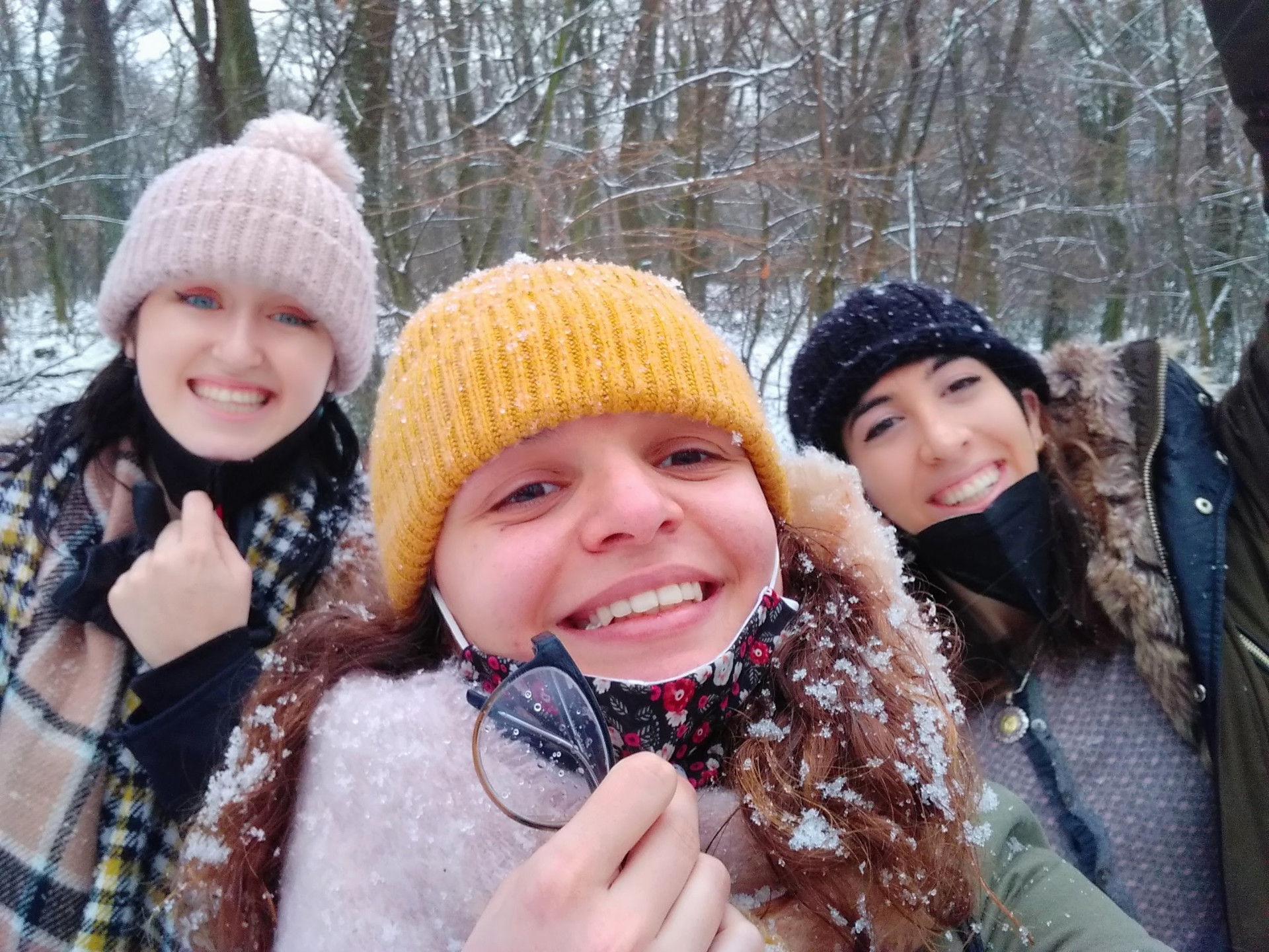 ESC Projektélmények Pozsonyban 3 mosolygó lány selfieje a havas erdőben