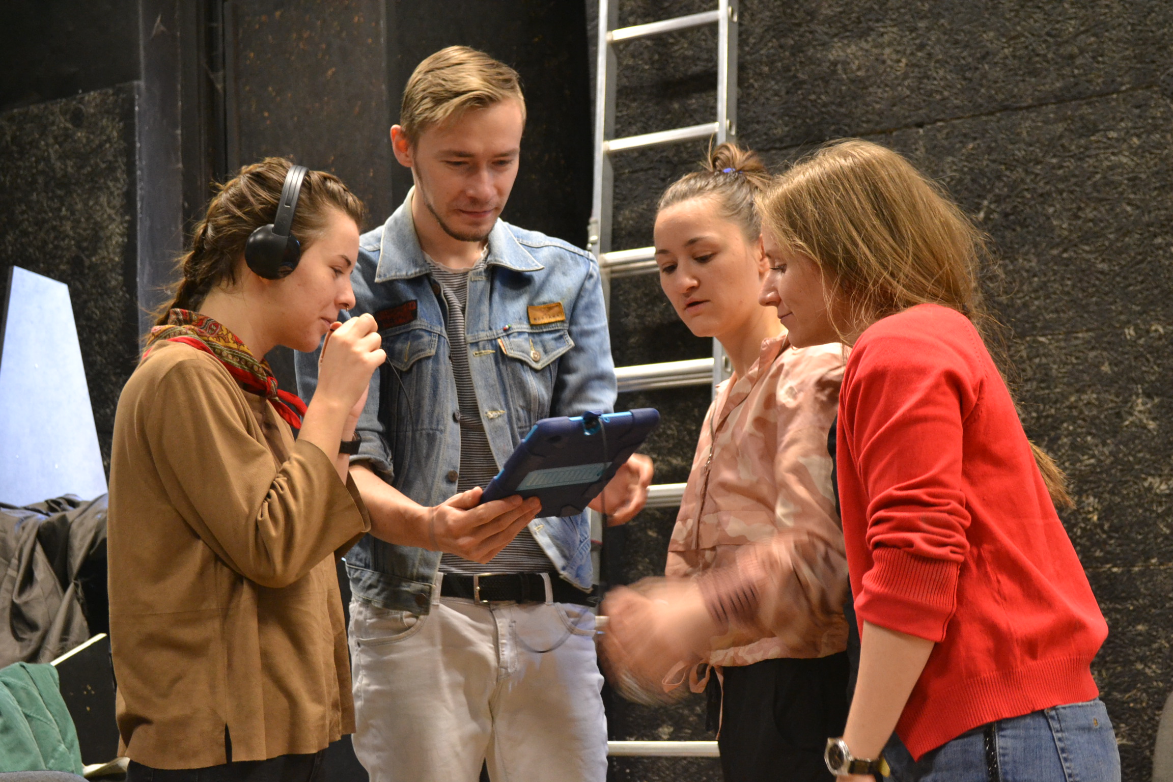 Nyitott Kör Drámatúra projekt négy ember körbeáll egy tabletet