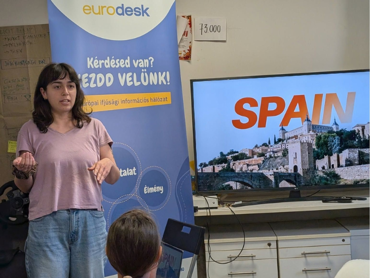Eurodesk ifjúsági rendezvény ahol egy előadó éppen külföldi mobilitási programokról tart előadást