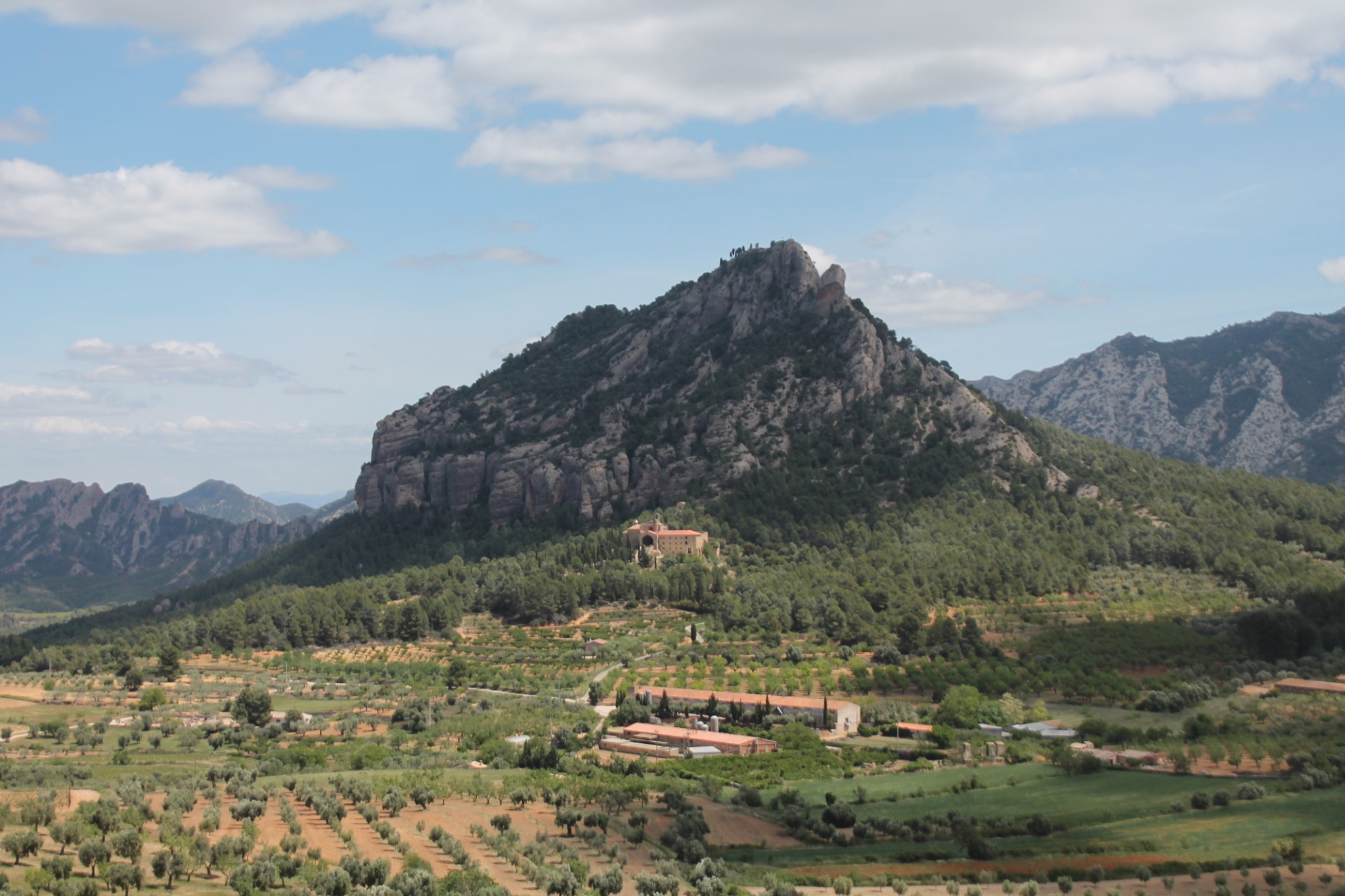 Katalónia Spanyolország A Santa Barbara hegy és a lábánál fekvő kolostor látképe