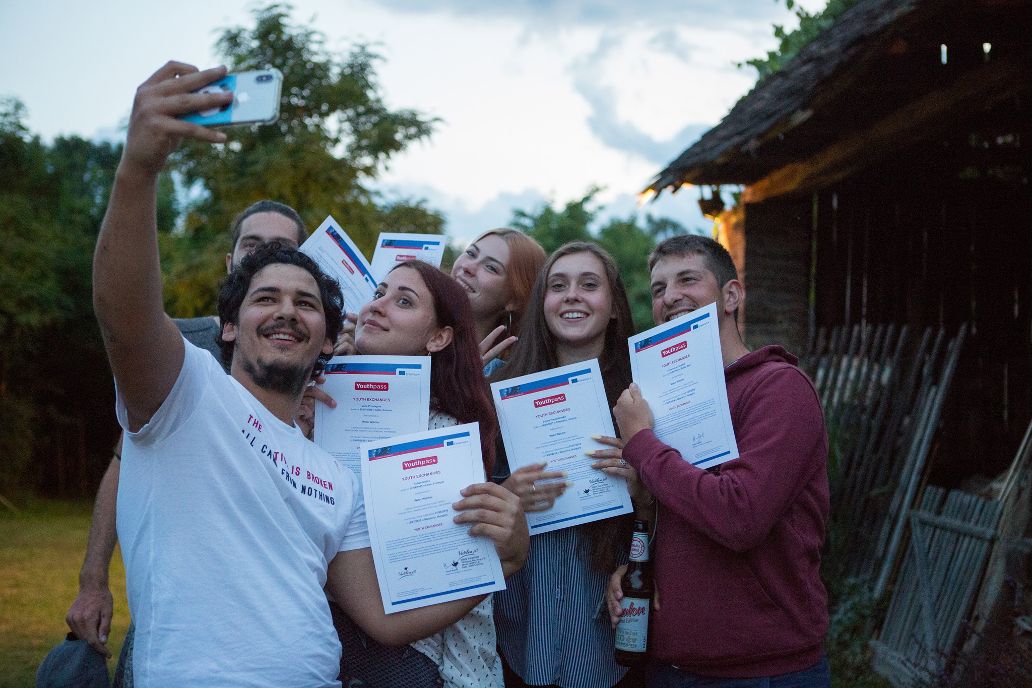 Egy csapat fiatal Youthpass tanúsítvánnyal szelfizik